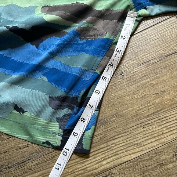 Lululemon Blue-Green-Gray-Black Watercolor Athleisure Shorts in Size Large - Picture 5 of 8